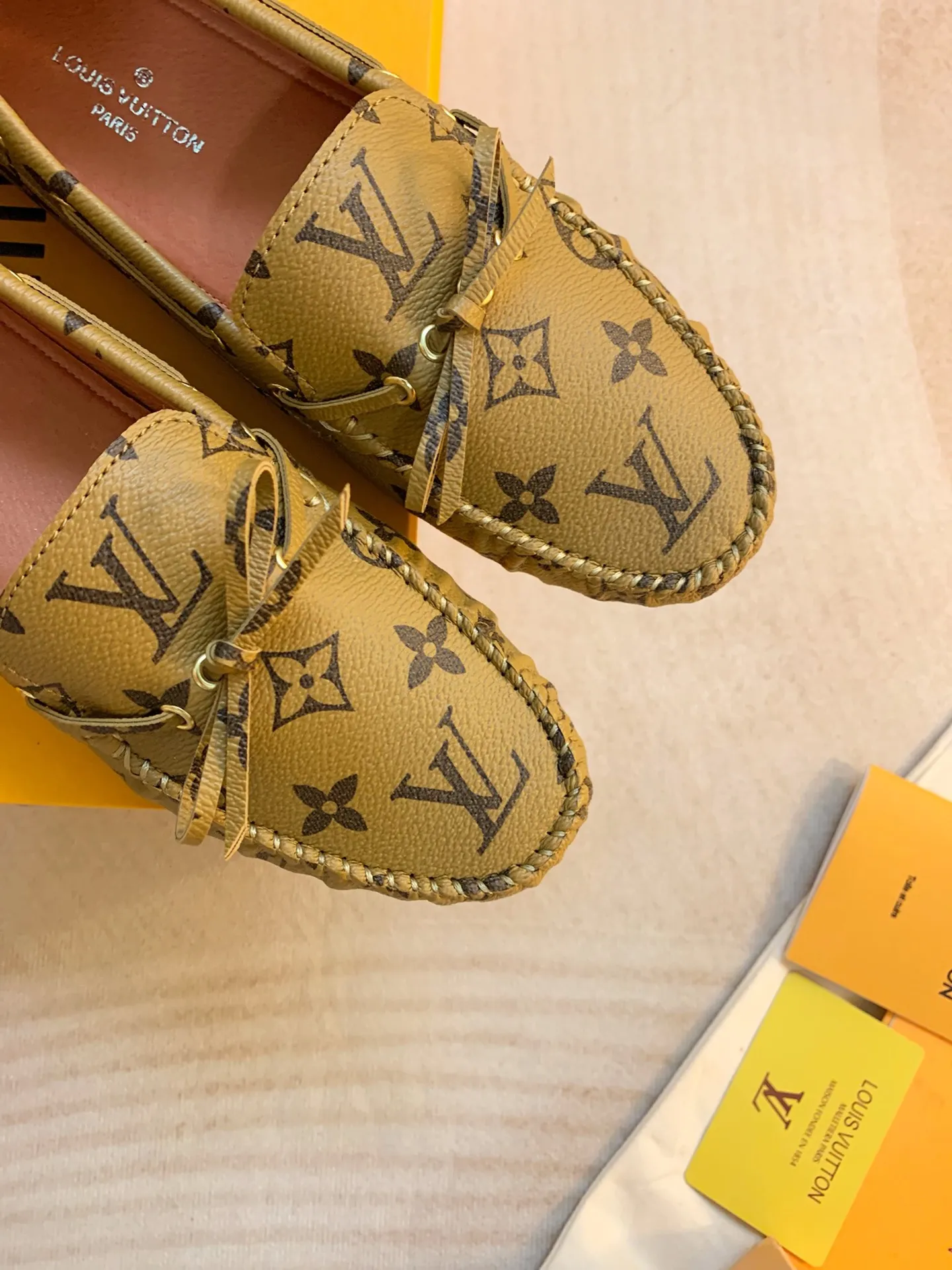 p460💰Couple model❤️🇫🇷 𝙇𝙤𝙪𝙞𝙨 𝙑𝙪𝙞𝙩𝙩𝙤𝙣 🇫🇷Louis Vuitton 2023 Classic𝓛𝓿 𝓣𝓻𝓪𝓲𝓷𝓮𝓻 Sports Series ➪➪➪¯ [Arizona Doudou Shoes Series] ▪️▪️▪️Arizona slip-on shoes are made of Monogram Eclipse canvas. Its hand-painted and dyed edges and hand-sewn uppers fully demonstrate Louis Vuitton's traditional shoemaking craftsmanship. This slip-on shoe is very lightweight. The integrated tongue and upper make it particularly comfortable and flexible. The soft outsole is equipped with rubber padding. Decorated with matching sash. Detailed features: ☑️Monogram Eclipse canvas ☑️Black Eclipse pattern ☑️Hand-painted shoe edges ☑️Hand-sewn uppers (each pair takes time to process) ☑️Integrated tongue and upper construction ☑️Outsole equipped with rubber lining ☑️size: 35_46